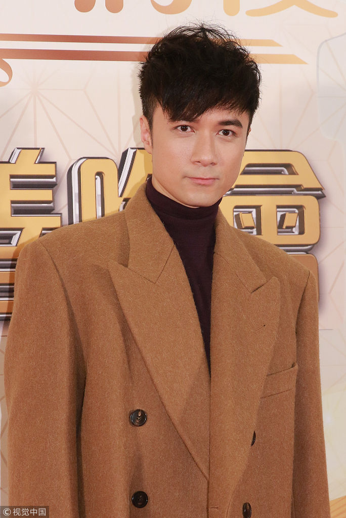 还是那个何书桓古巨基助阵慈善演出深情献唱宽肩大衣复古帅气逼人