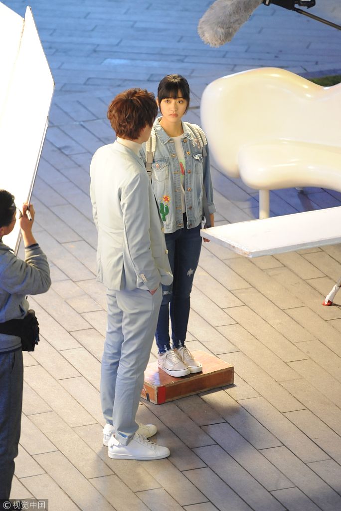 杉菜沈月与花泽类官鸿上演最萌身高差 二人同框出镜脚下木墩吸睛