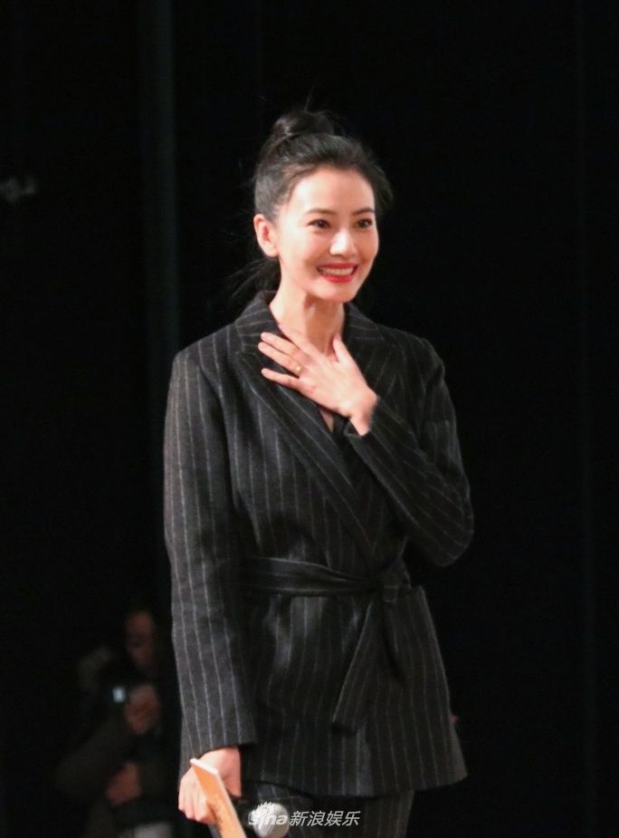 高圆圆扎丸子头俏皮亮相红唇美艳侧颜撩人
