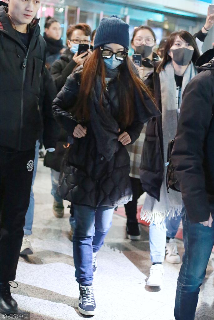 田馥甄口罩墨镜遮面尽显低调 一路获粉丝跟拍人气高