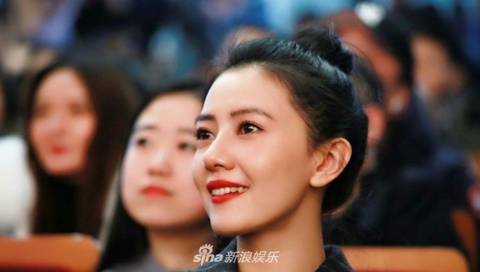 高圆圆扎丸子头俏皮亮相红唇美艳侧颜撩人