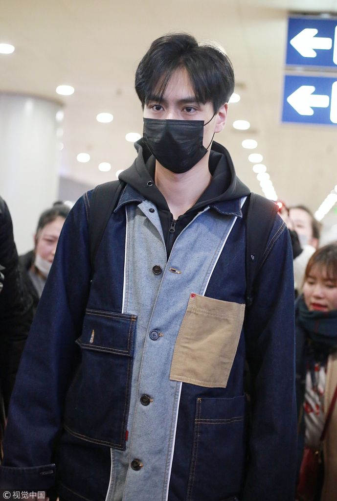 "爆红小鲜肉"胡一天机场遭围堵场面壮观 黑色口罩遮面露放电桃花眼