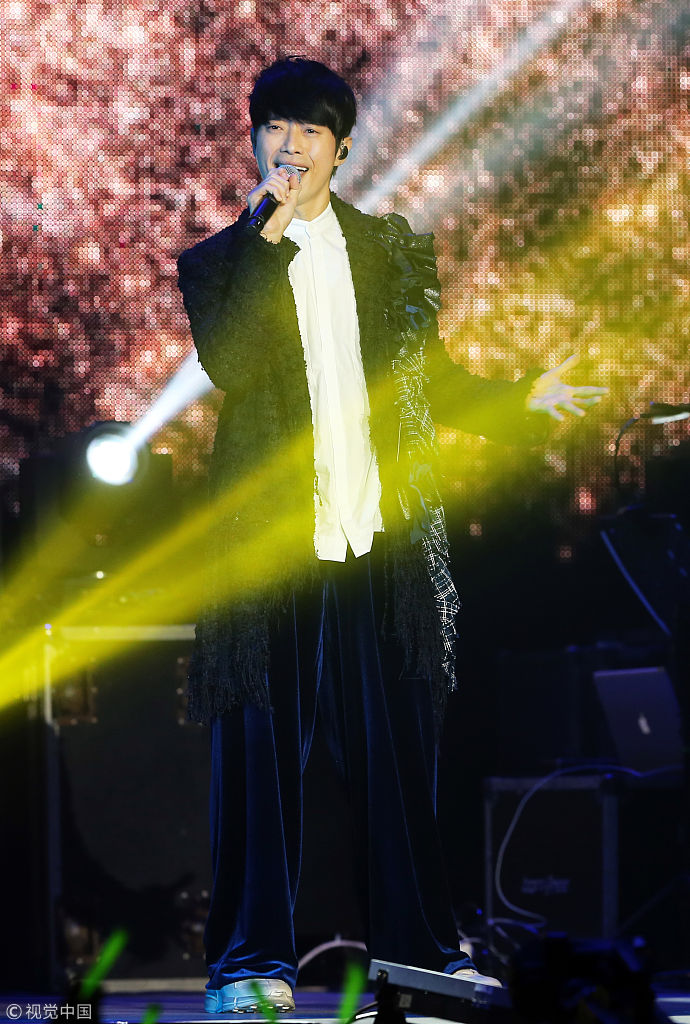 实力唱将!张栋梁演唱会连唱23首歌 造型青春活力不逊当年_新浪看点