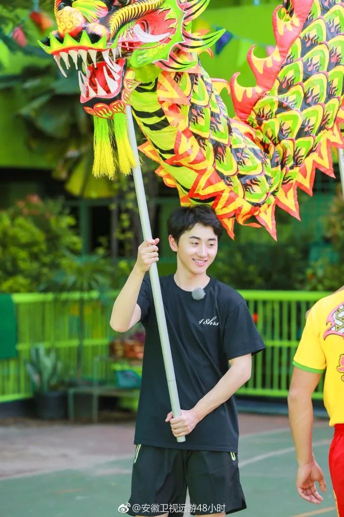 《远游48小时》众队员印尼克服语言等重重困难 挑战舞龙舞狮任务