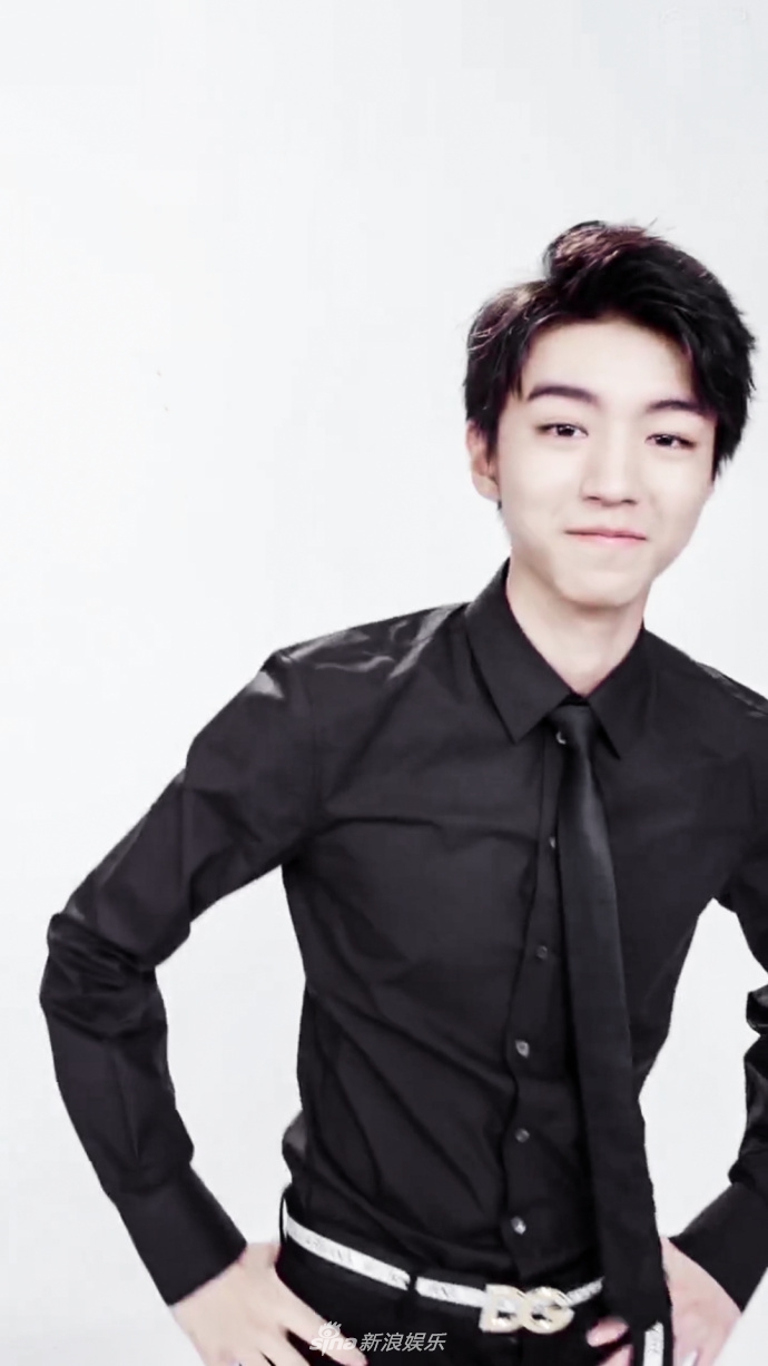 王俊凯全黑look秀高挑身材 送新年祝福实力暖心