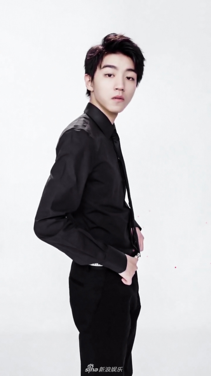 王俊凯全黑look秀高挑身材 送新年祝福实力暖心