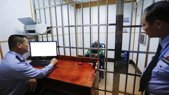 杨浦公安分局刑事拘留后,小雯忽然接到一名自称"看守所民警"张春永的