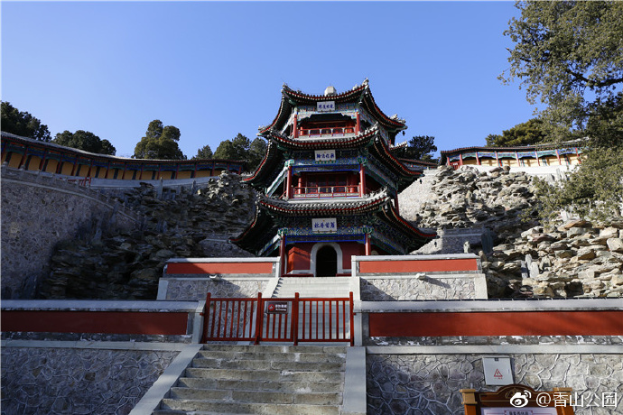 香山寺景区试开放期间为每日9:30—15:30,游客可免费参观游览,每周一