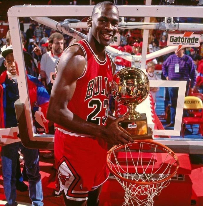 乔丹用一记经典的罚球线扣篮,卫冕1988年nba全明星扣篮大赛冠军