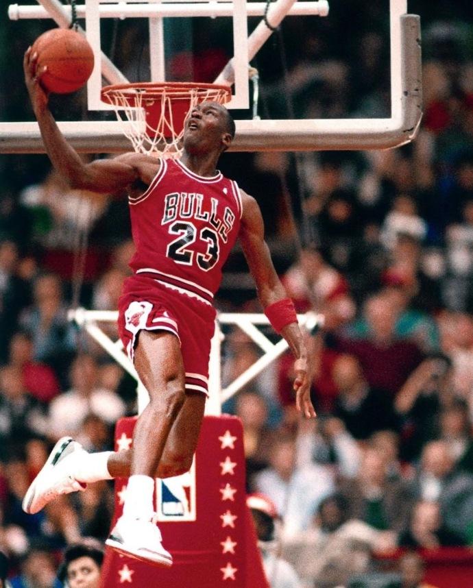 乔丹经典的罚球线扣篮!