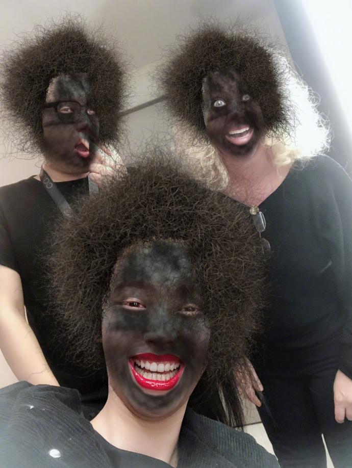 照片中,林允给自己和工作人员加上爆炸特效,红唇爆炸头加满脸黑,简直