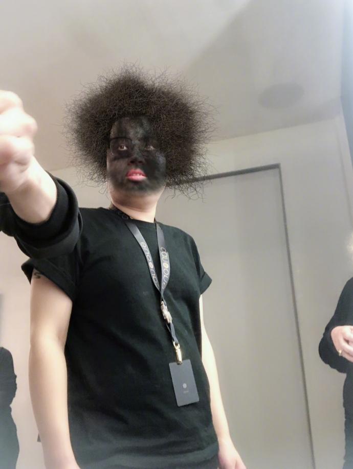 林允晒搞怪自拍 红唇爆炸头黑到"妈不认"