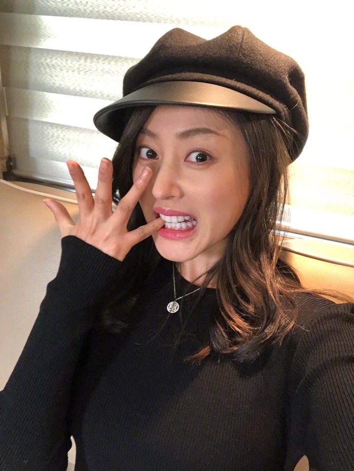 张天爱调皮吃手自拍 眼神犀利表情可爱十足