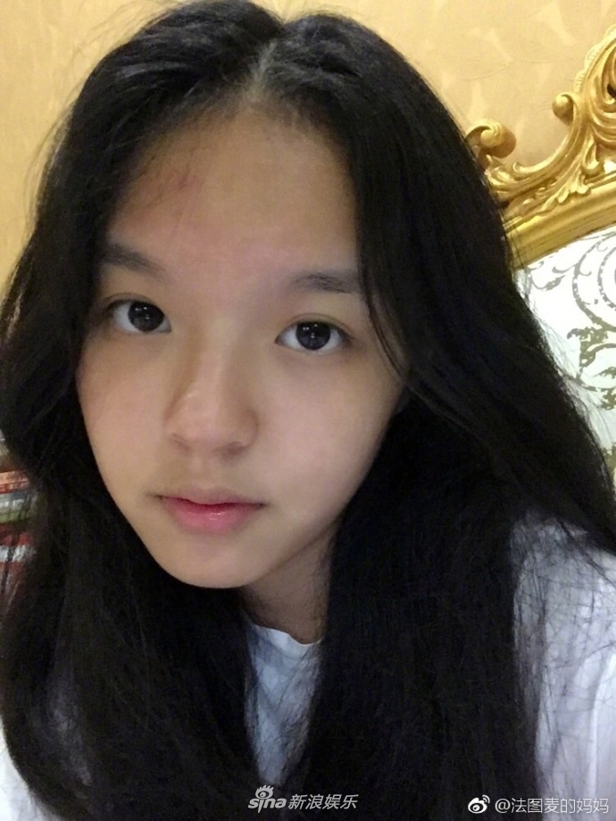 26日,主持人李咏妻子哈文在微博上晒出了一张女儿的照片,照片中15岁的