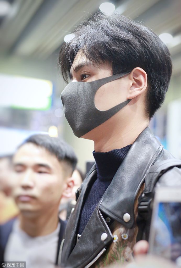 "爆火鲜肉"胡一天口罩难遮帅气面庞 遭粉丝簇拥大长腿吸睛