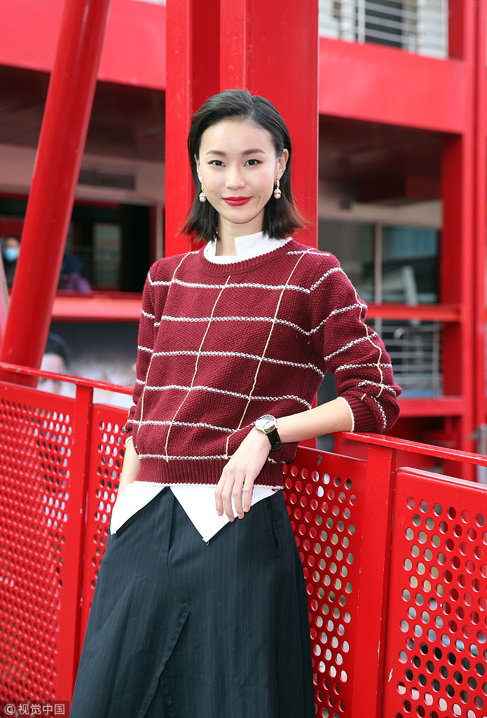 台湾女演员钟瑶接受采访 红裙配红唇展成熟女人魅力