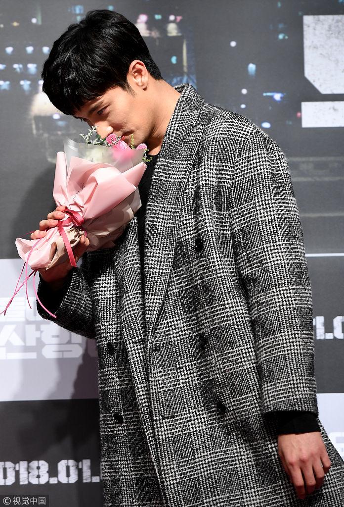 成勋手拿鲜花低头浅嗅变深情王子 《请回到釜山港》点映众星云集_新浪