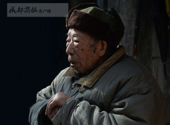 在老伴走后,陈光国依旧每天推着轮椅,就像老伴还坐在上面一样.