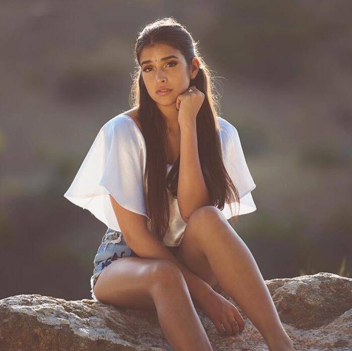 国王老板千金安佳丽晒照:只爱我的床和狗狗