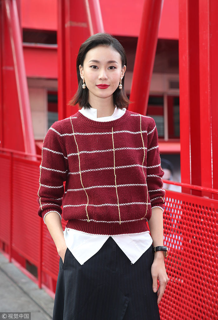 台湾女演员钟瑶接受采访 红裙配红唇展成熟女人魅力