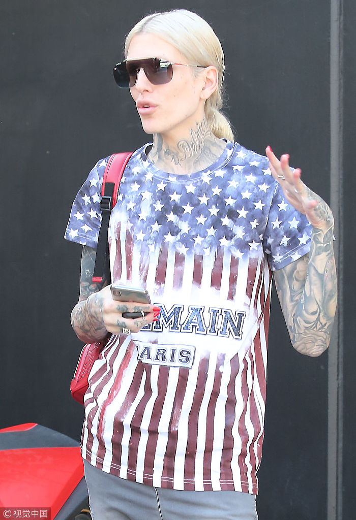 美妆达人jeffree star穿星条旗t恤露纹身 与闺蜜热聊比手势