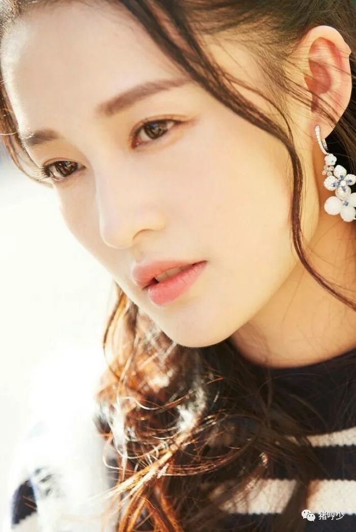 李沁小姐姐,标准仰月唇唇如上弦月,两边略微向下走仰月唇,也叫微笑唇