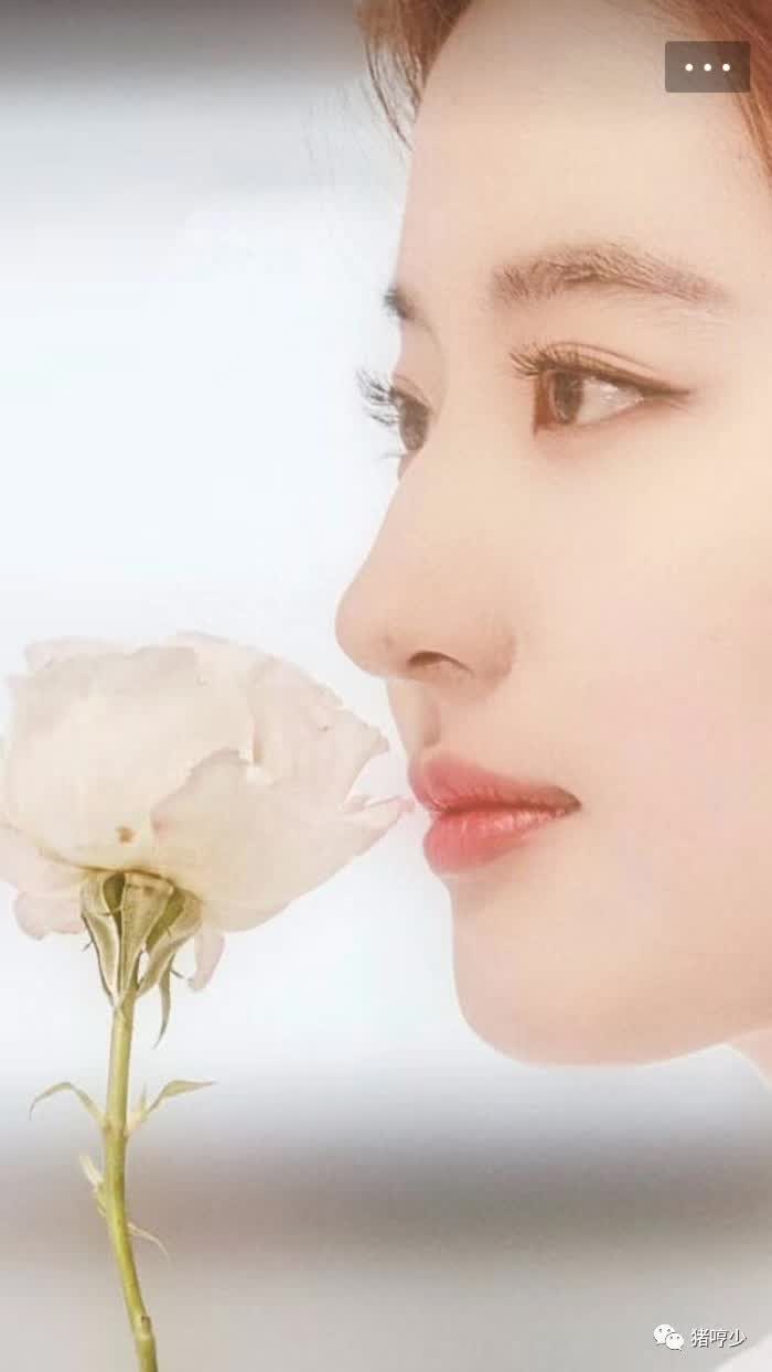 双唇宽长而又坚厚天仙刘亦菲的唇形是龙口唇龙口唇仰月唇反而增添了她