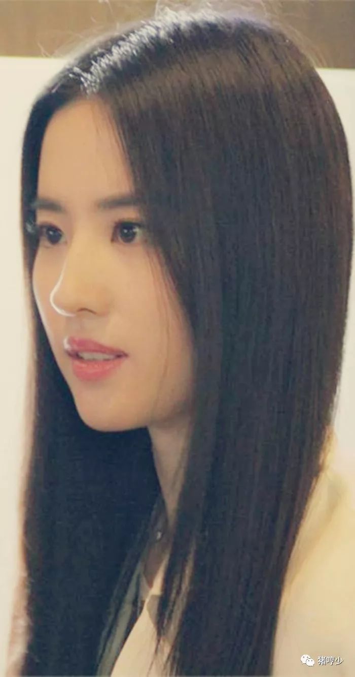 双唇宽长而又坚厚天仙刘亦菲的唇形是龙口唇龙口唇仰月唇反而增添了她