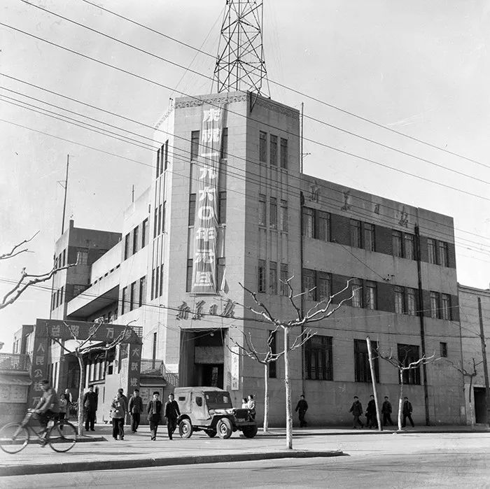 下关电厂江边南京市组织的横渡长江活动1959年7月▼村民们围着买盐