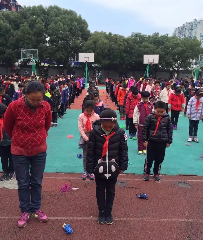 荷花庄小学全体师生默哀