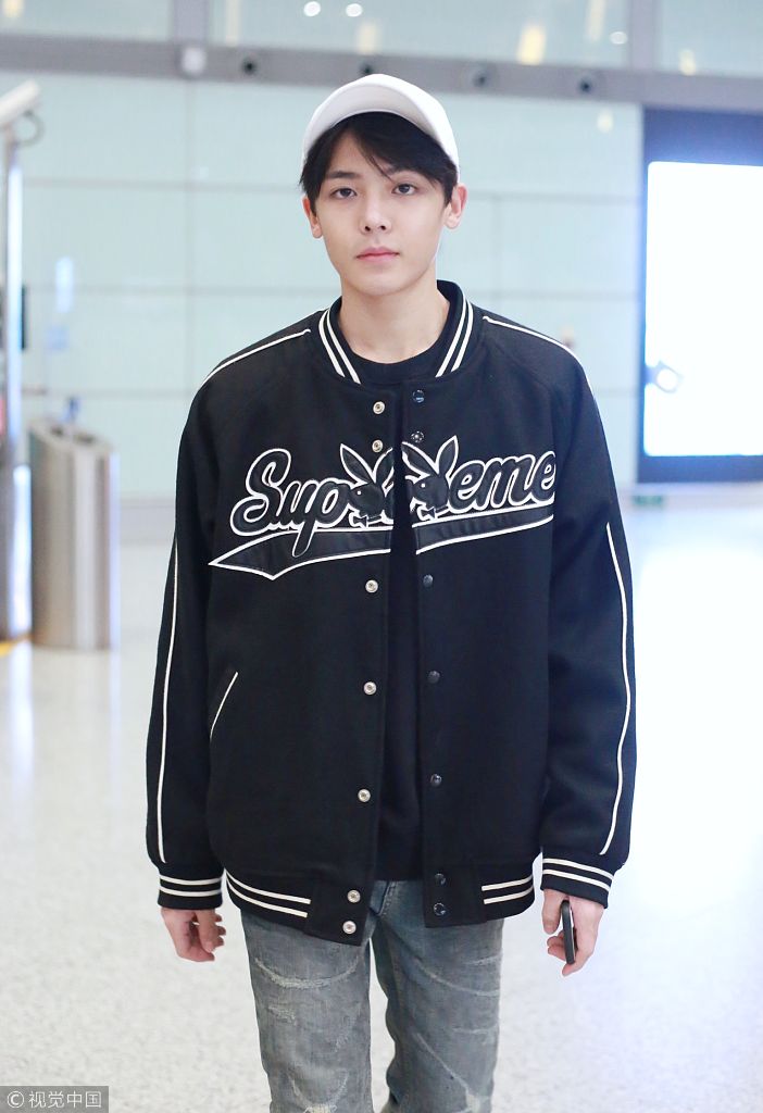 运动boy侯明昊棒球外套鸭舌帽潮翻天紧盯镜头素颜难掩帅底子