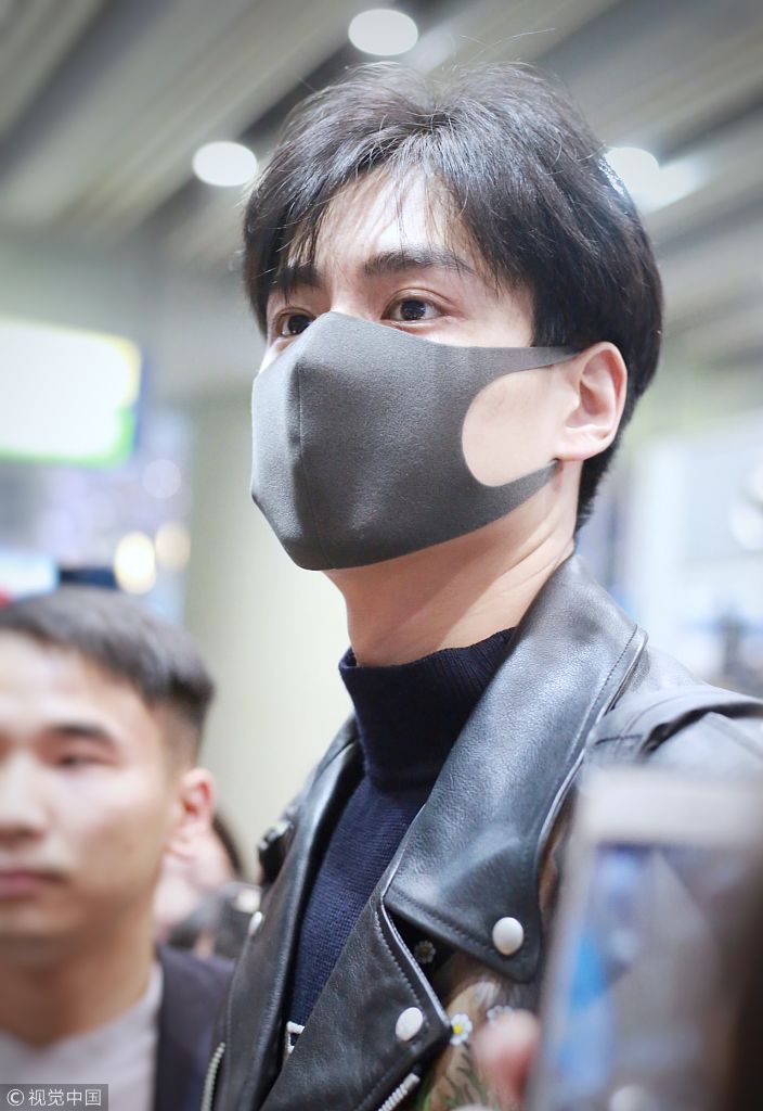 "爆火鲜肉"胡一天口罩难遮帅气面庞 遭粉丝簇拥大长腿吸睛