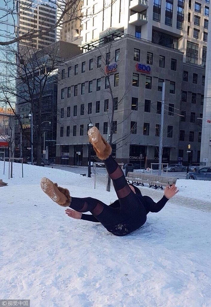 丽莎阿普尔顿一人遛俩狗雪地嗨翻天似不慎滑倒秒变表情包