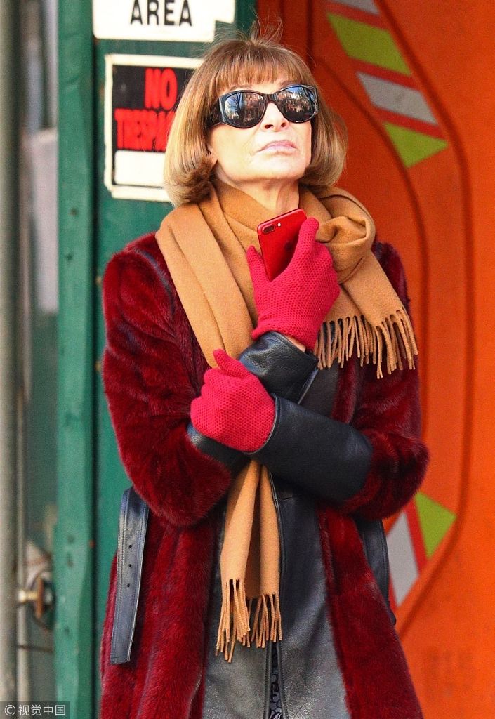 安娜·温图尔红色大衣配长靴走路自带气场 微微仰头若有所思发型减龄