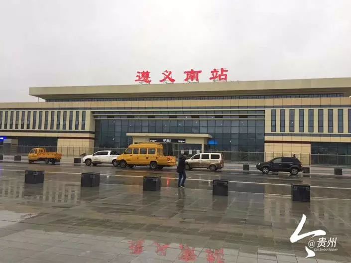 遵义南站修文县站龙坑镇站据悉,渝贵铁路为国铁i级铁路,旅客列车设计