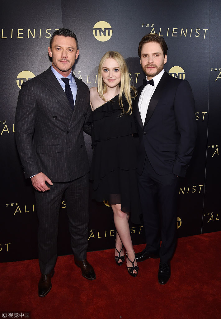 fanning),卢克·伊万斯(luke evans)和丹尼尔·布鲁赫(daniel bruhl)