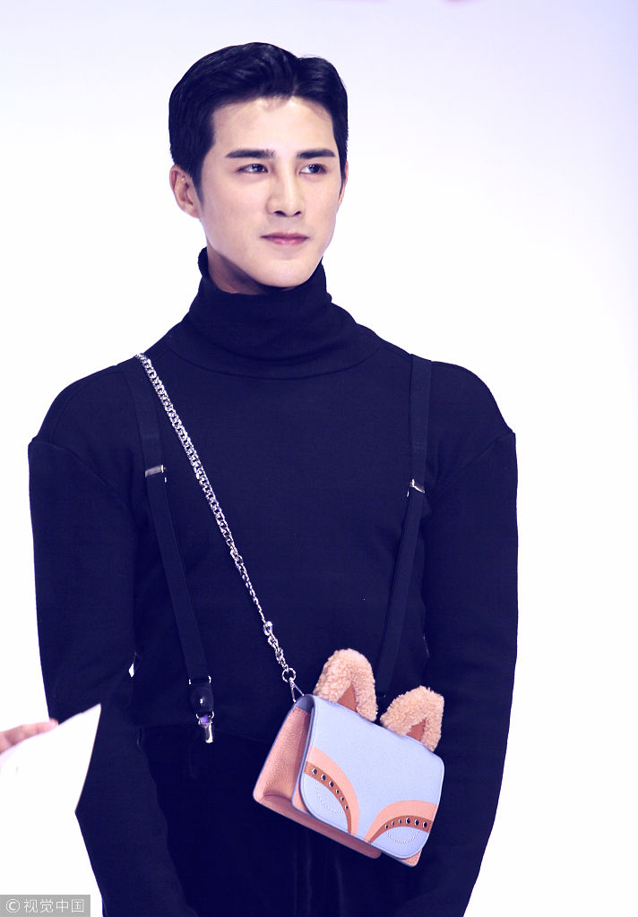 90后人气"小鲜肉"姜潮现身武汉 穿高领毛衣走秀帅如漫画男主角