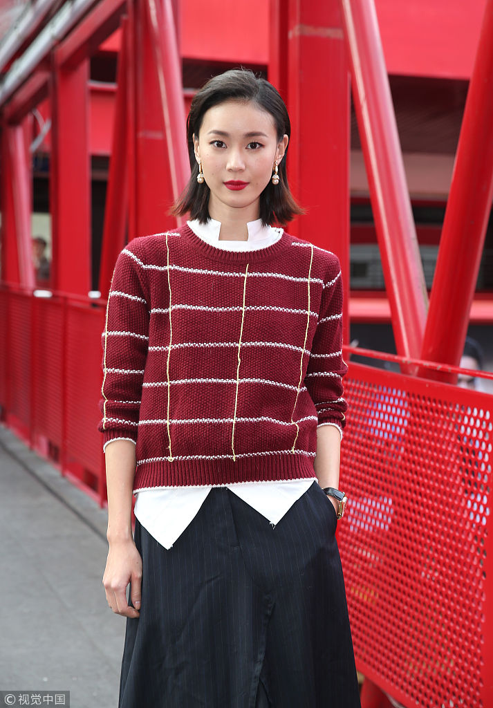 台湾女演员钟瑶接受采访 红裙配红唇展成熟女人魅力