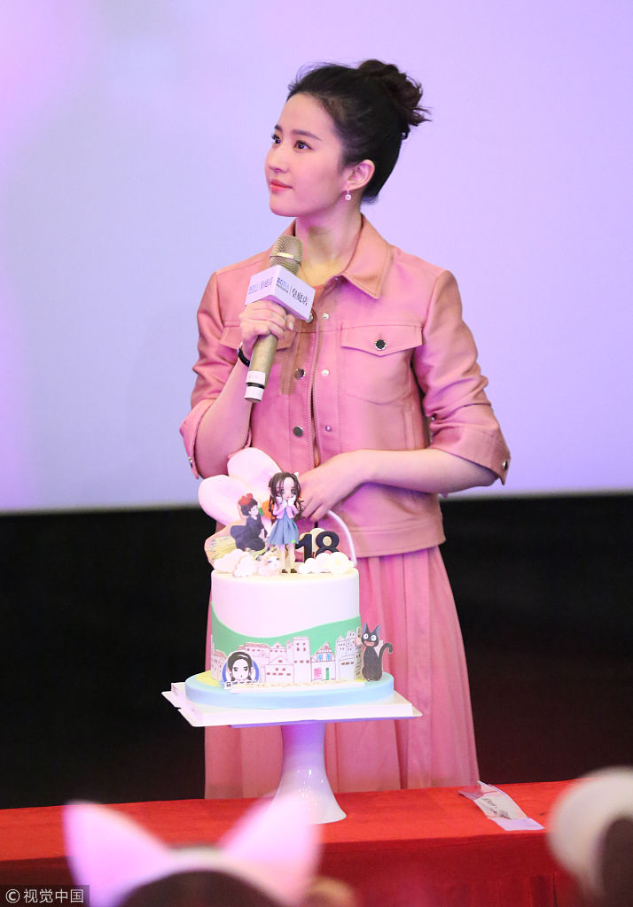 《二代妖精》人比花娇 梳丸子头展盛世侧颜|刘亦菲|深圳|见面会_新浪