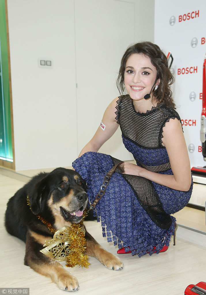 乌克兰名模瑞莎现身小秀美胸与大黑犬上演现实版美女与野兽