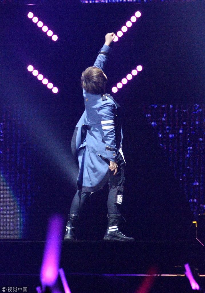 五月天演唱会粉丝饱满人气高阿信背朝观众拳头冲天似要起飞