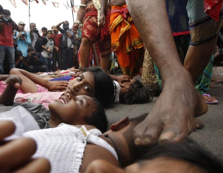 印度奇葩仪式,脸部被多年不洗脚的圣僧踩是为祈福,多"踩"多祝福