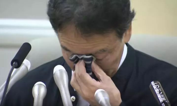 ▲资料图片:2012年,旅日大熊猫产下的宝宝不幸夭折,园长在记者会上忍不住哭了起来。