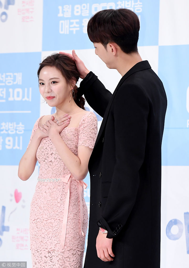 李烈音蕾丝裙优雅现身《操心》发布会 遭李正信"摸头