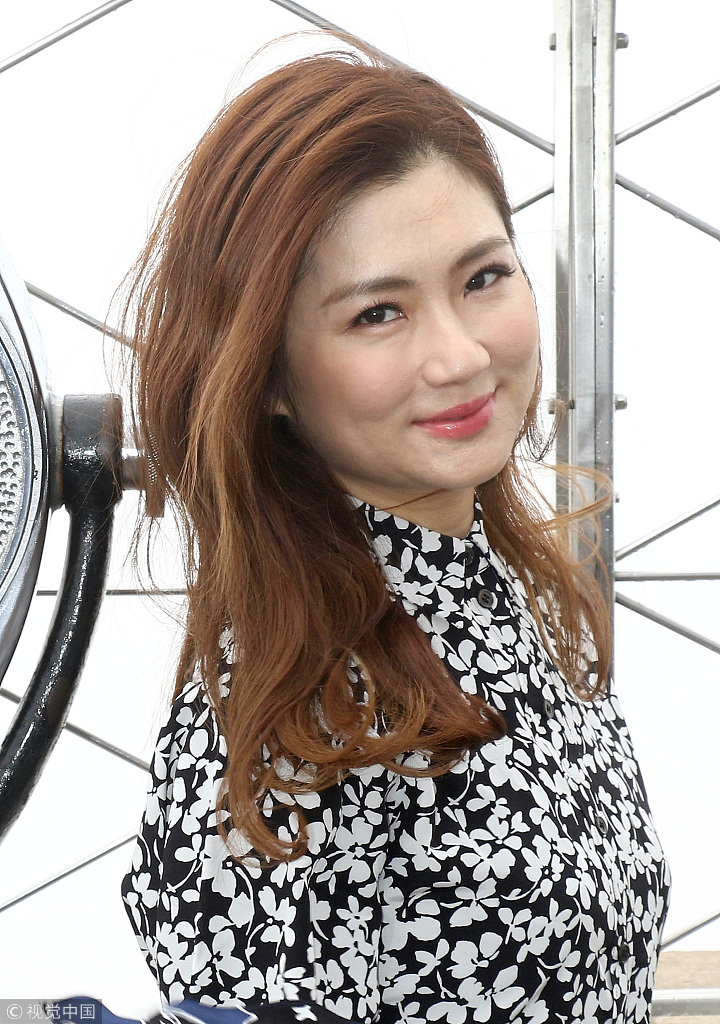 任家萱亮相帝国大厦倚围栏拍游客照