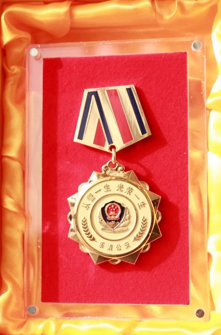 【关注】"今天,我退休了"——全场静默1秒后,响起了雷鸣般的掌声