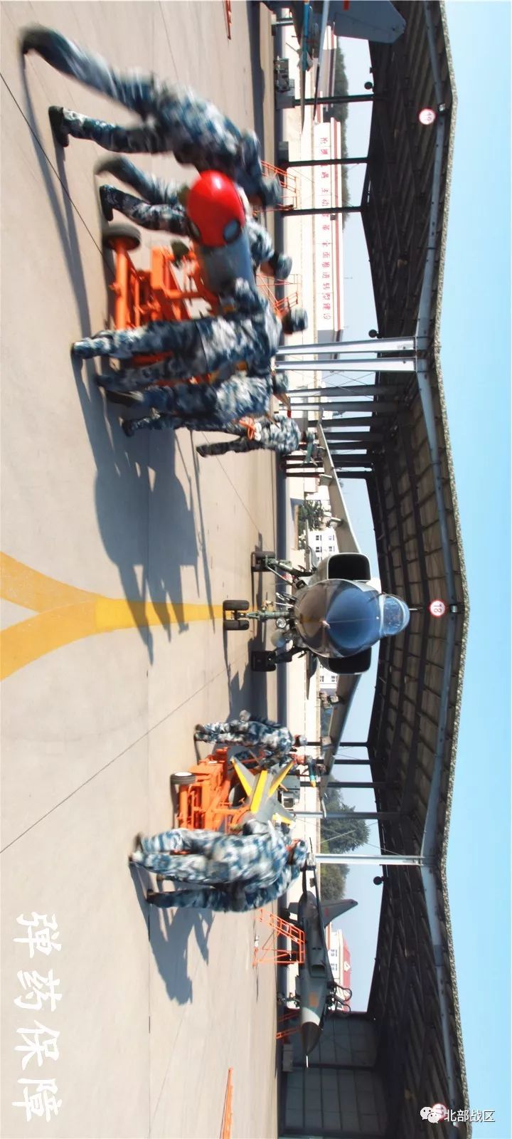 请横屏看空军场站官兵如何用准备打仗的方式致敬青春