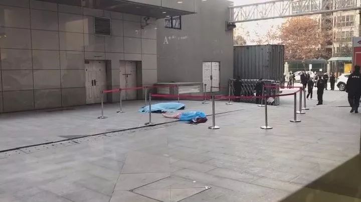 一个坠楼行为,让至少两个家庭遭受悲痛.