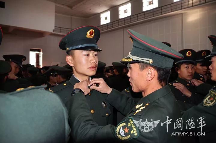 举行2017年度新兵授衔仪式