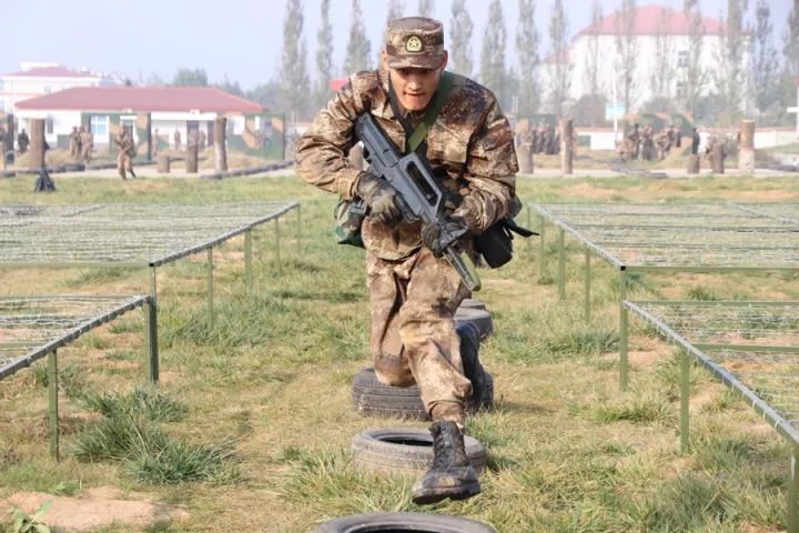 从"地方青年"到"霸气兵哥",需要闯过哪几关?来,让新兵同志做个示范